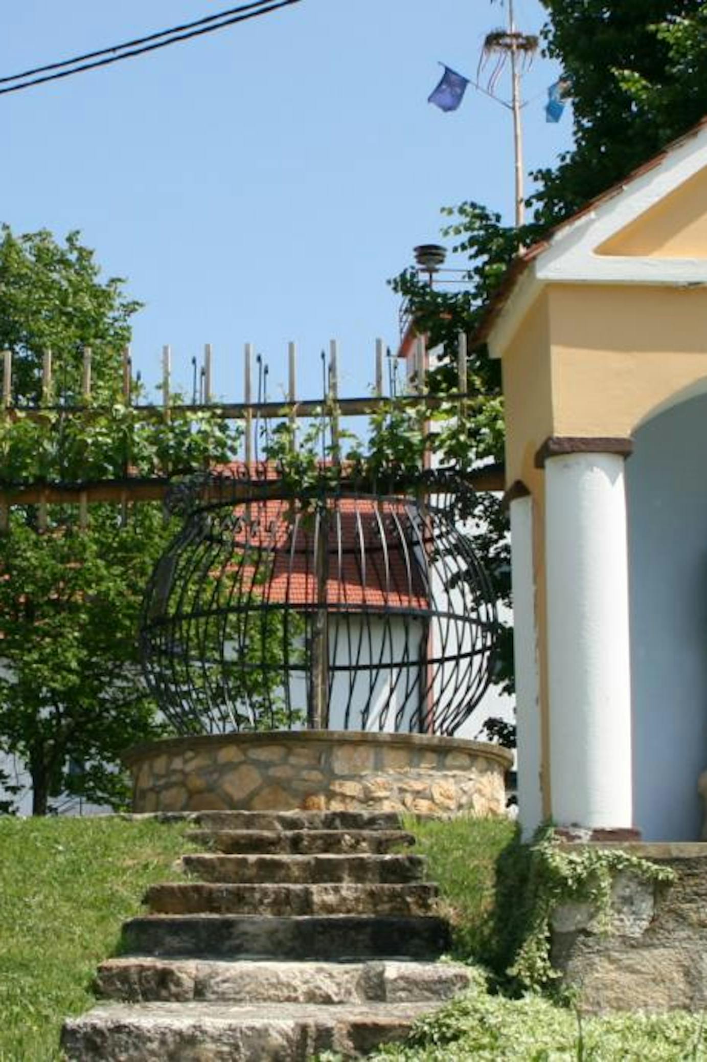 Johanez Vine with the Ovtar sculpture